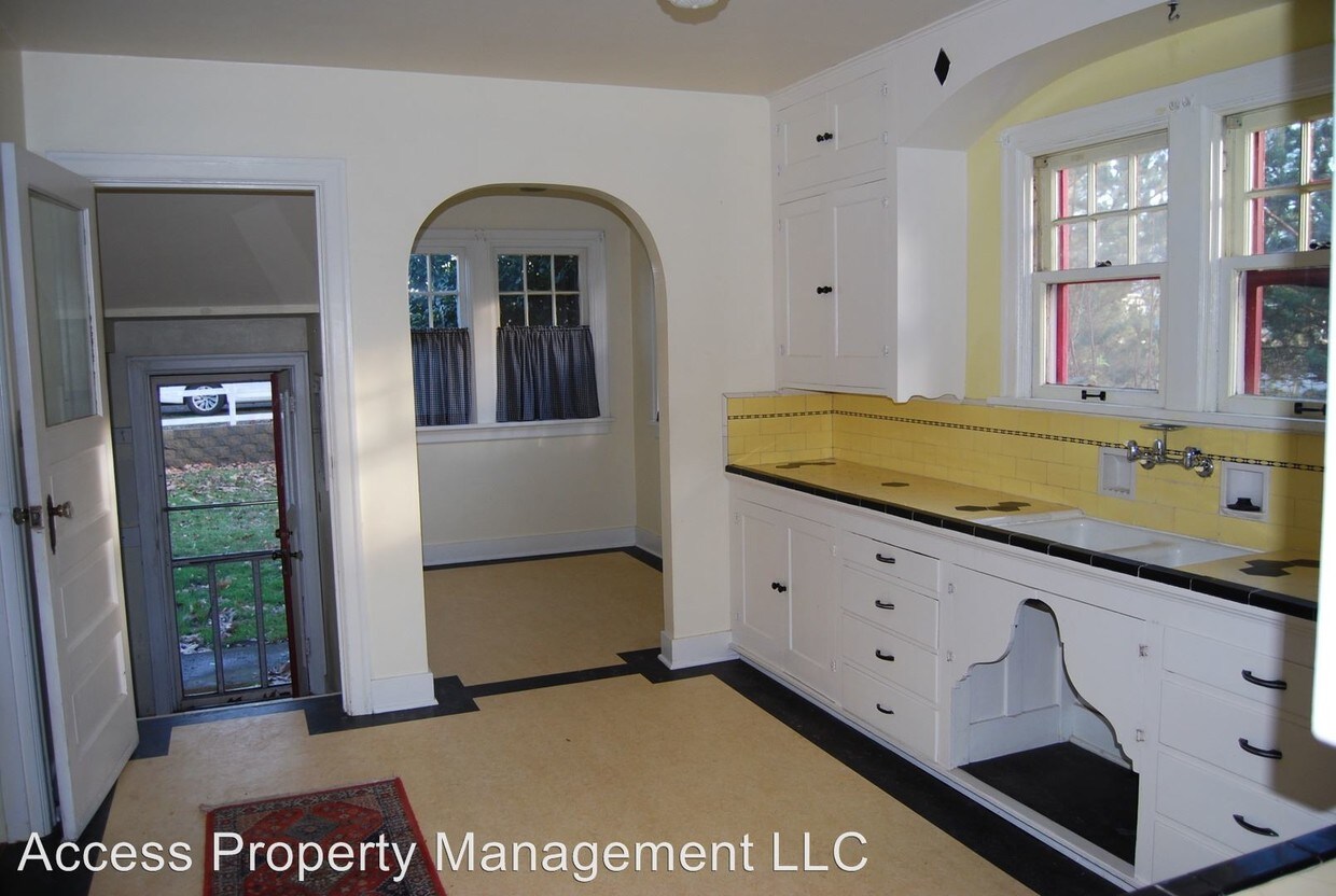 Primary Photo - 4 br, 2 bath House - 450 N Yamhill St