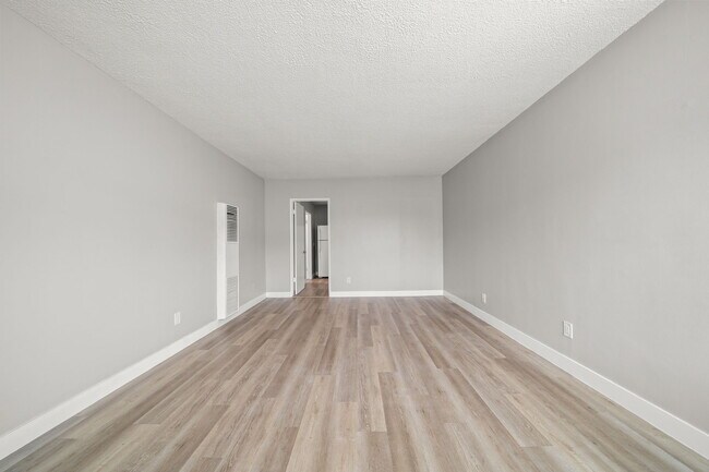 Foto del edificio - 835-845 Glenway Dr.