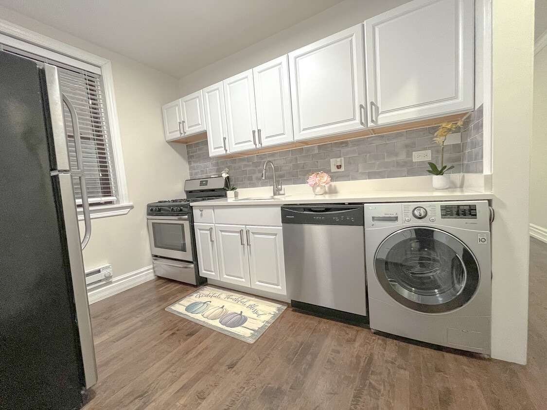 Primary Photo - 2133 W Giddings St