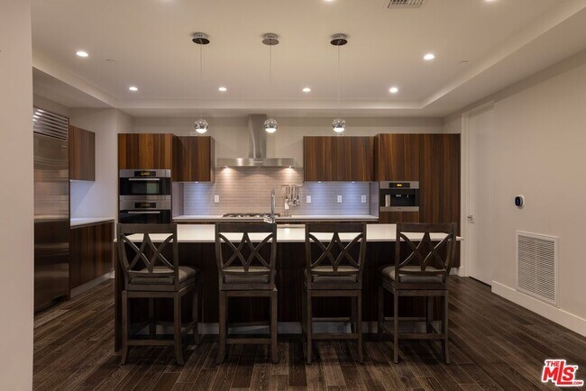 Foto del edificio - 460 N Palm Dr
