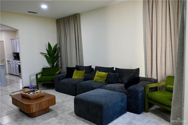 Building Photo - 6 N 26th Dr