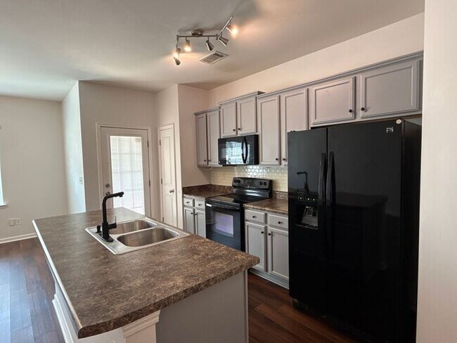 Foto del edificio - T.R. Lawing Realty Property