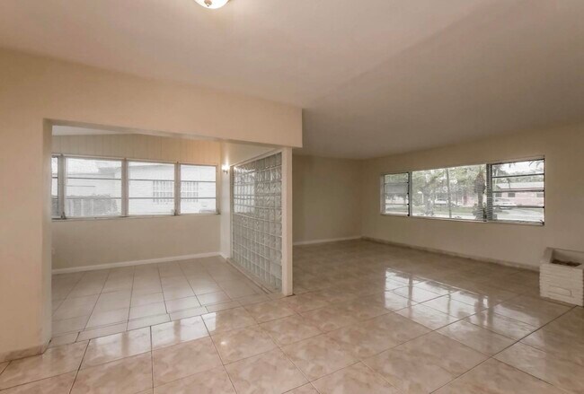 Building Photo - 935 Ridgeside Ct