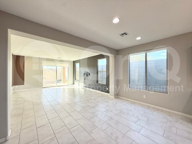 Foto del edificio - 5682 N 90th Dr