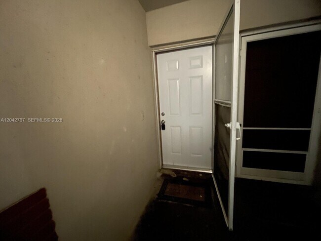 Foto del edificio - 20490 NW 7th Ave