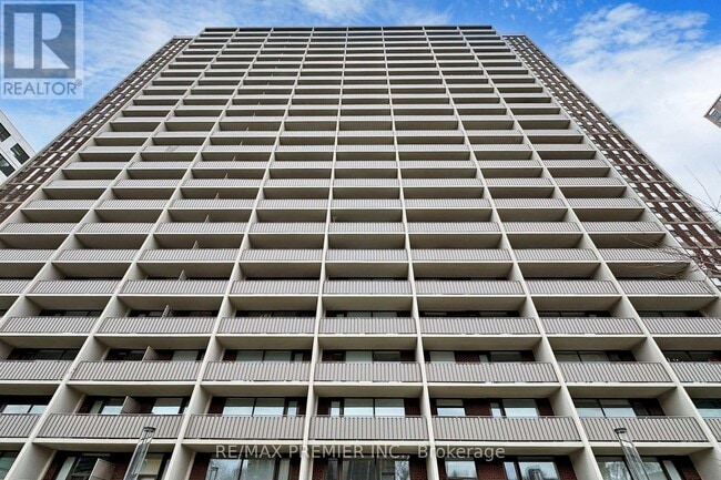 Building Photo - 666-666 Spadina Ave.