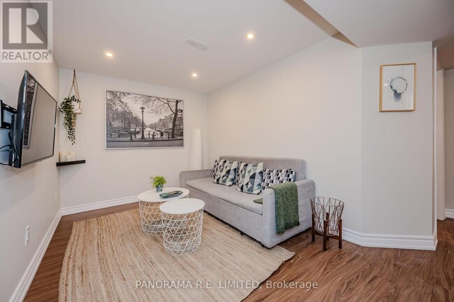 Building Photo - 12-12 Arkley Crescent
