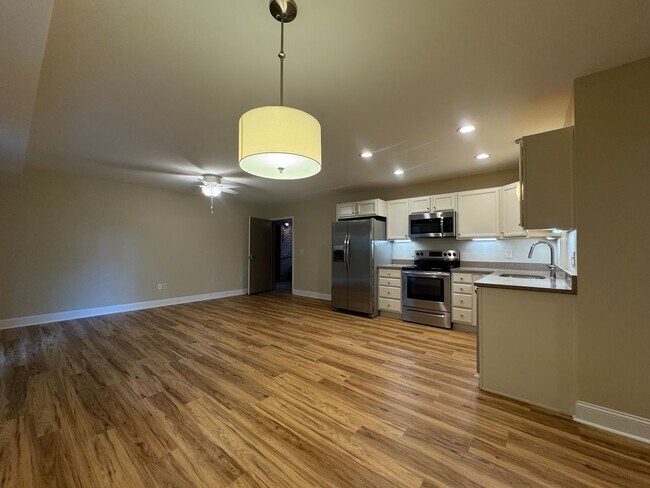 Foto del edificio - Freshly Renovated Two Bedroom One Bath Apa...
