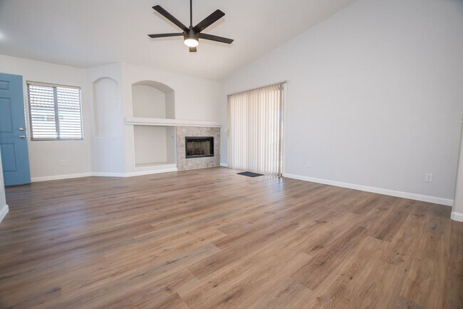Foto del edificio - 4 Bedroom, 2 Bath, Split Floor Plan, 2 Car Garage, Central A/C