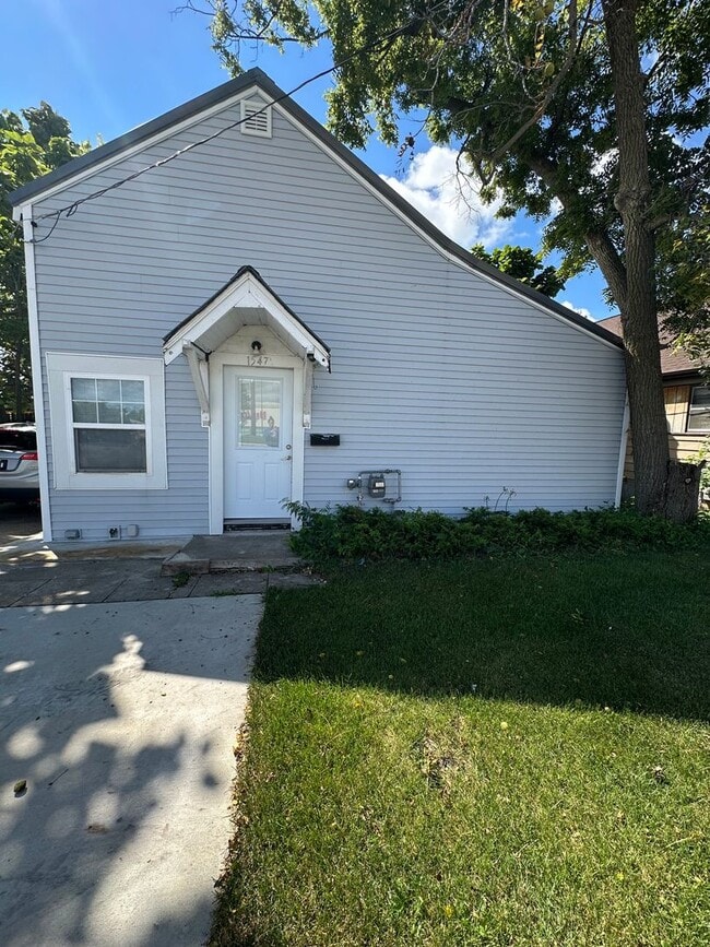 Building Photo - 1547 32nd St NE