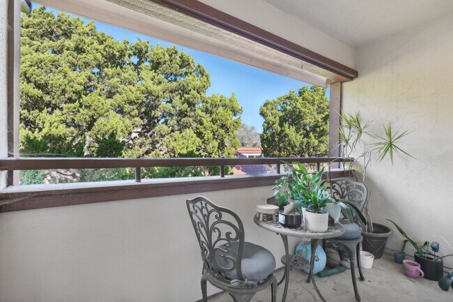 Foto del edificio - Upstairs Bright 2 bedroom Condo