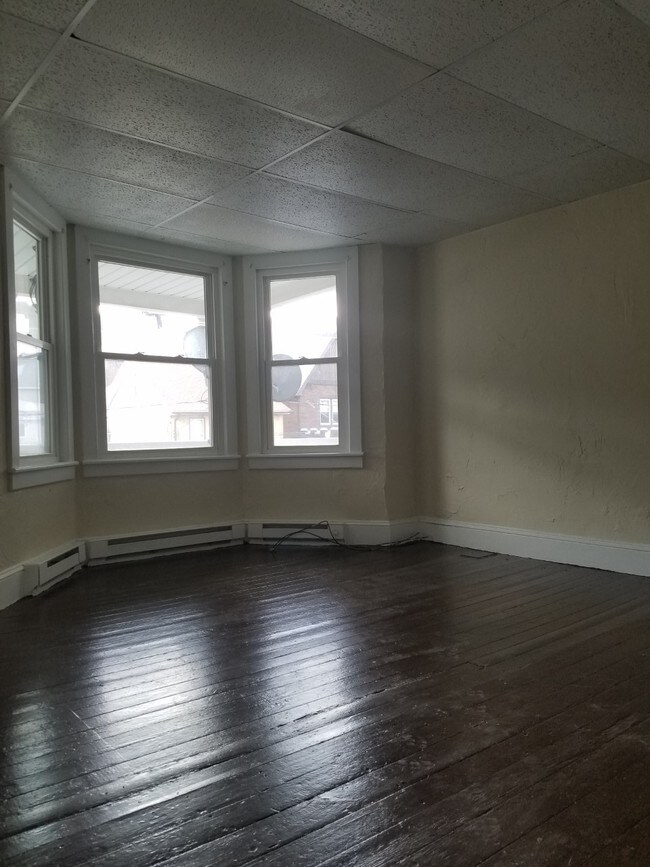 Building Photo - 213 E Bertsch St
