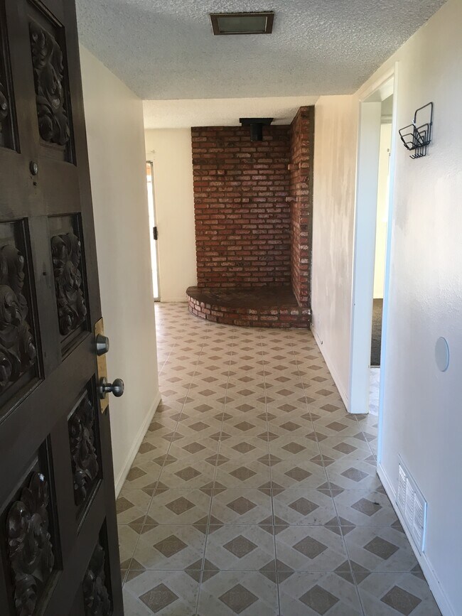 Entrada y pasillo - 630 Kelly Dr