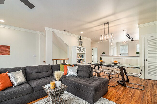 Foto del edificio - Room in Townhome on Liberty Commons Dr NW