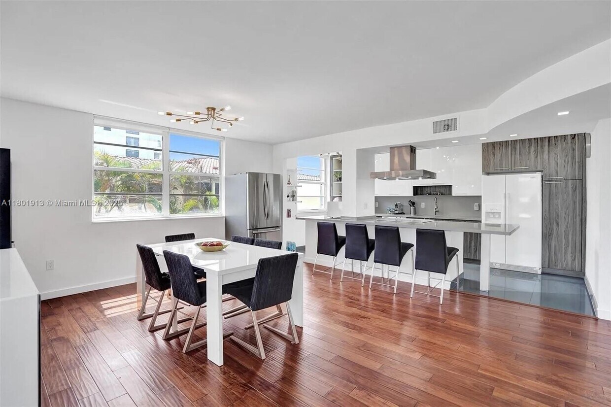 Foto principal - 9180 W Bay Harbor Dr