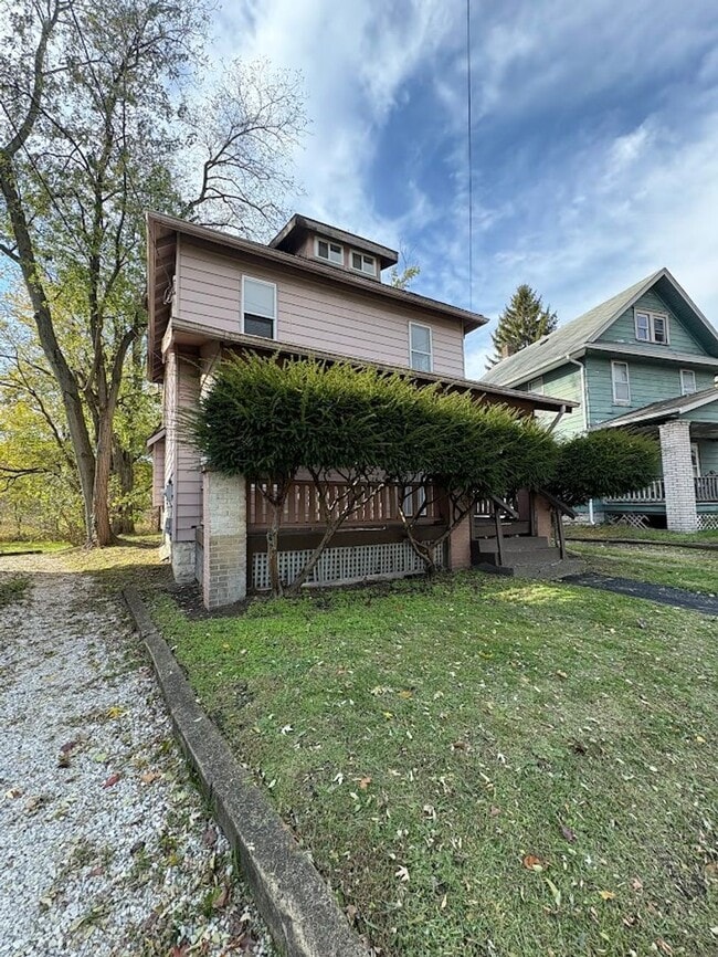 Building Photo - 1450 League St