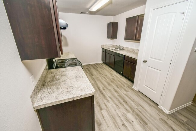 Foto del edificio - Somerset Trails - 9306 Green Flora Ct, San...