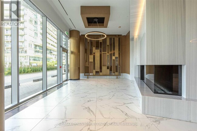 Building Photo - 15 Queens Quay E