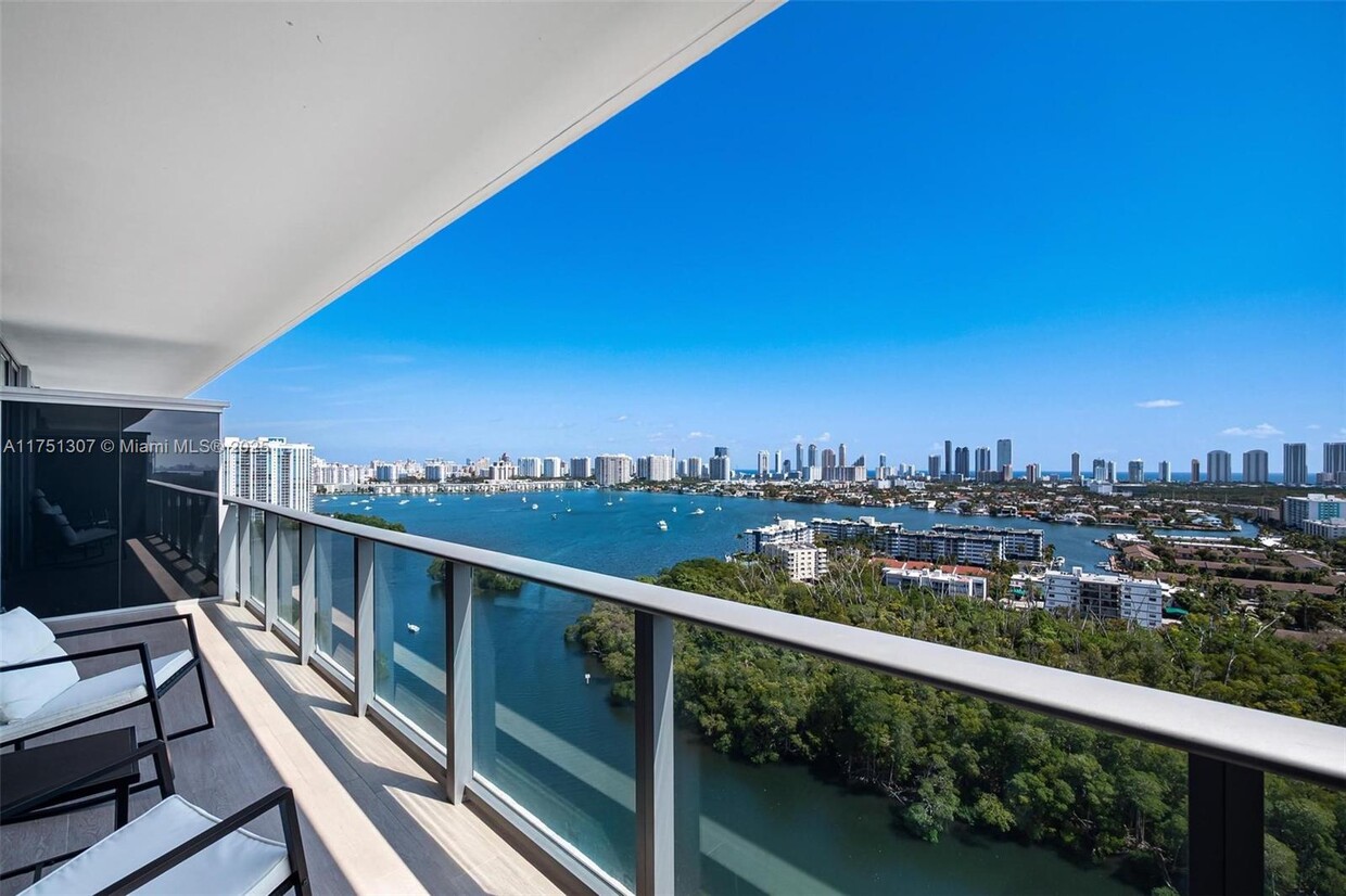 Foto principal - 16385 Biscayne Blvd