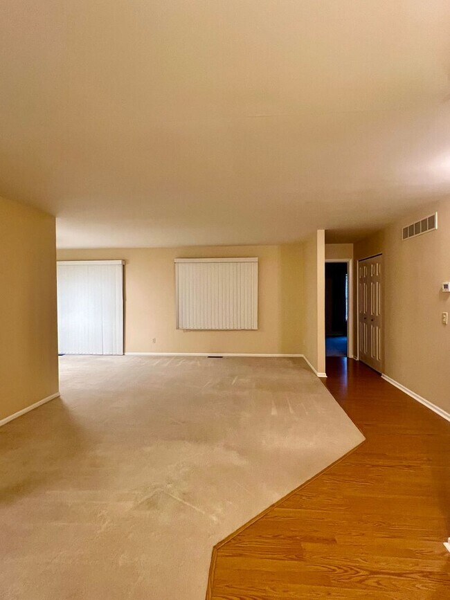Building Photo - 3 Bedroom, 3 Bath Condo in Woodbridge Hills