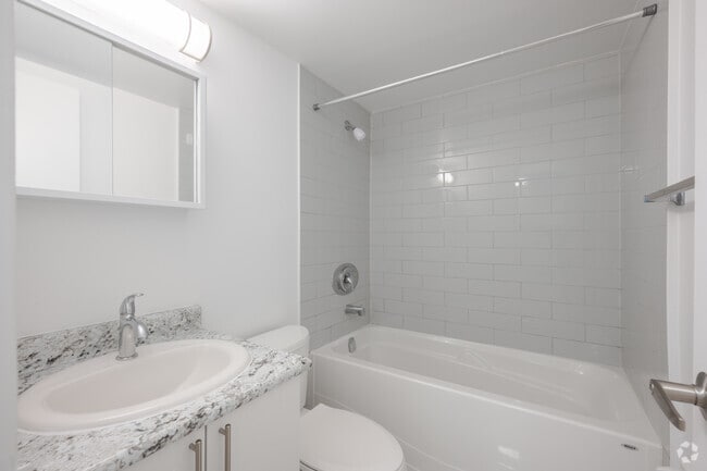 1 chambre, 1 salle de bain - 650 pi² - Salle de bain - 100 Alexander Street