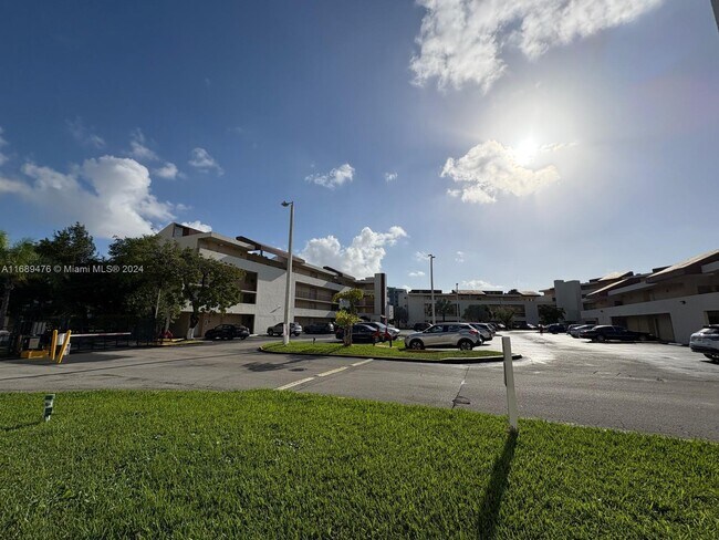 Foto del edificio - 8860 Fontainebleau Blvd