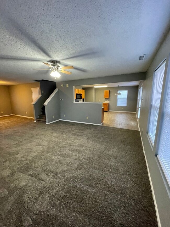 Foto del edificio - 843 Streamside Dr