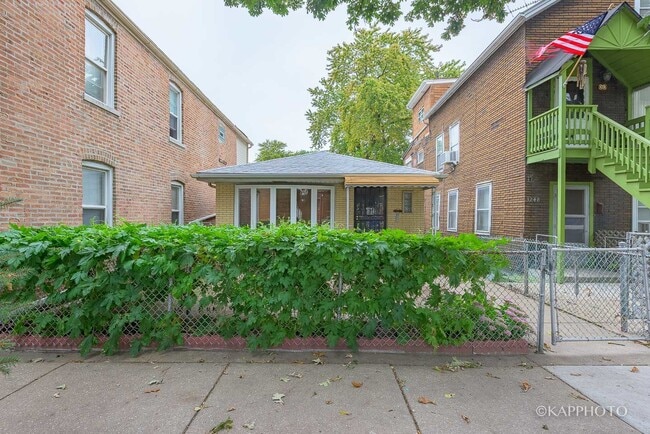 Building Photo - 3250 S Paulina St