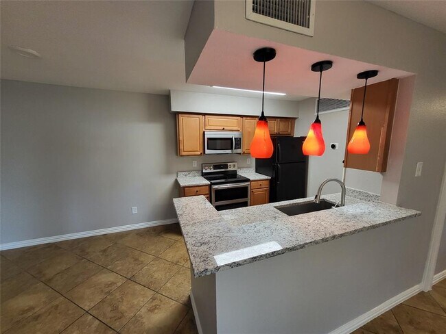 Foto del edificio - 12955 Woodforest Blvd