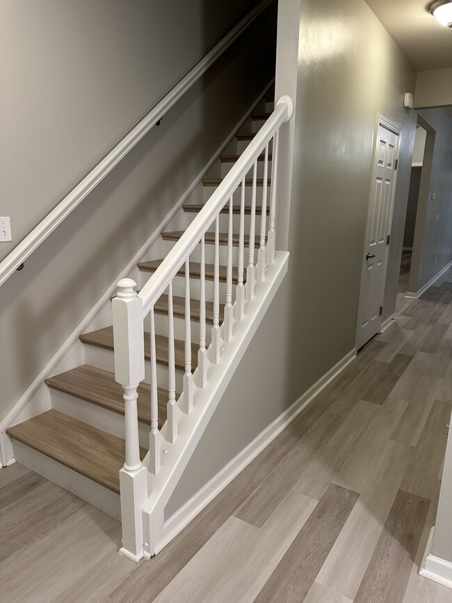 Building Photo - 415 Cedar Pines Dr