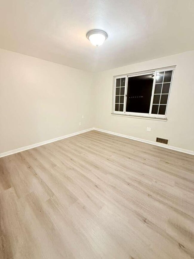 Building Photo - Spacious and beautifully updated 4-bedroom...