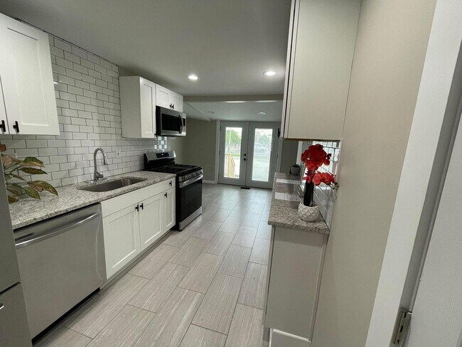 Building Photo - Half-Off 1st Month’s Rent! | Renovated 2BR Home + Bonus Room