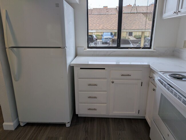 Foto del edificio - Completely remodeled and updated condo close to Fresno State and shopping. *Ask about the Move-in...