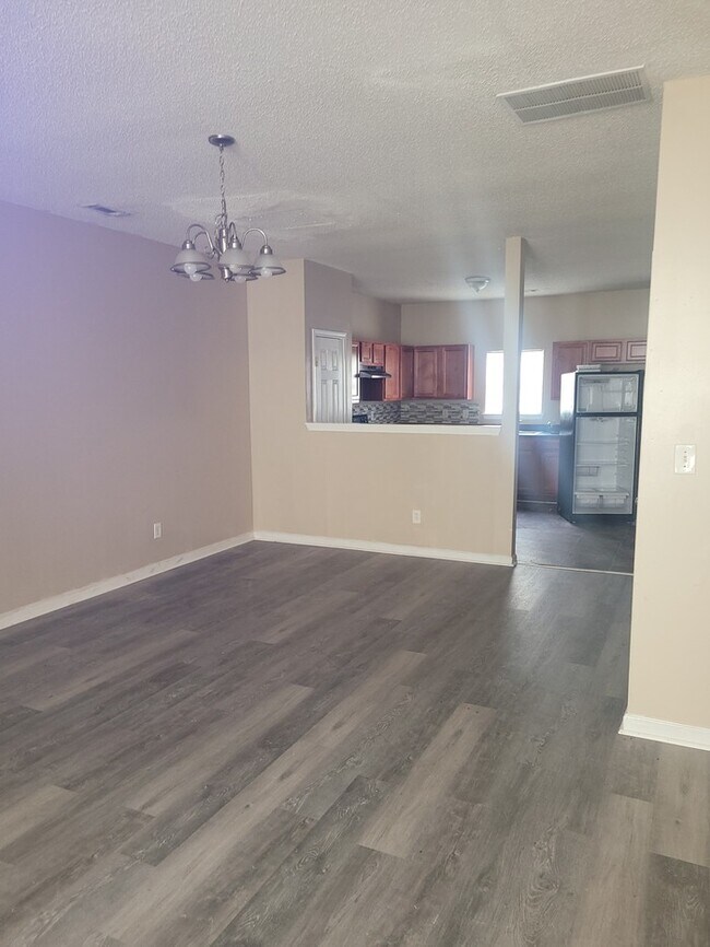 Foto del edificio - Four Bedroom Town Home Total Electric