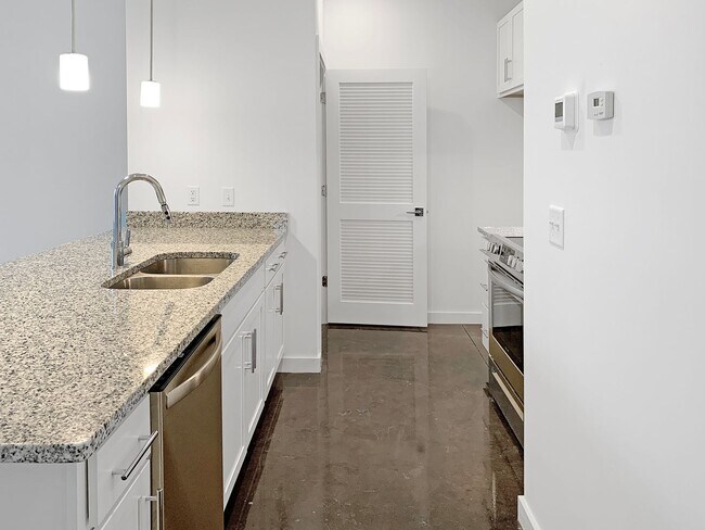 Foto del edificio - Modern 2 Bed, 2 Bath Condo with Fenced Yar...