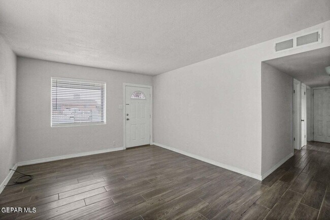 Building Photo - 5316 Saxon Dr
