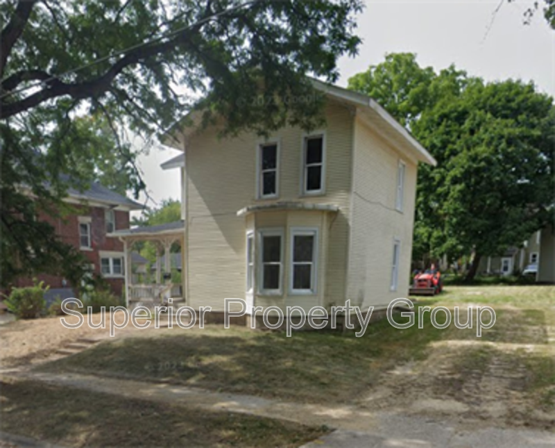 416 S Locust St Unit Lower, Janesville, WI 53548 Condo for Rent in