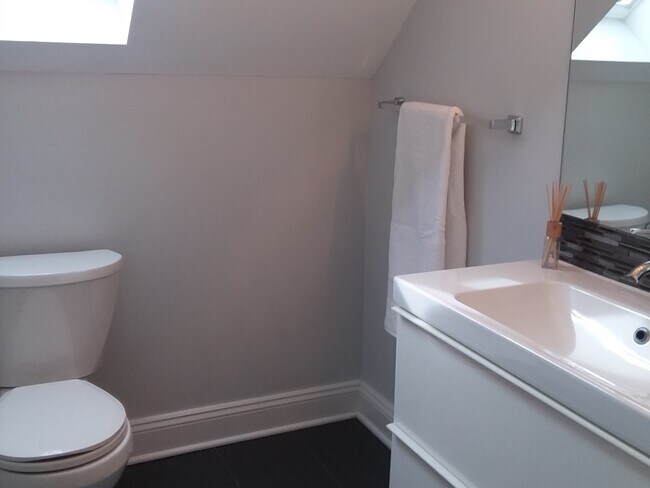 Building Photo - 75 Temple St