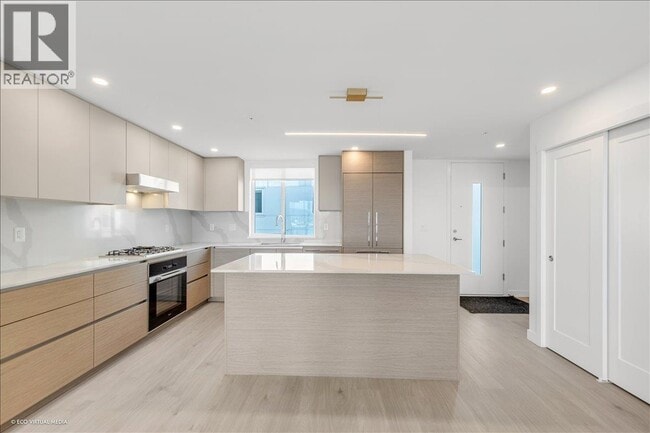 Building Photo - 10333 River Dr