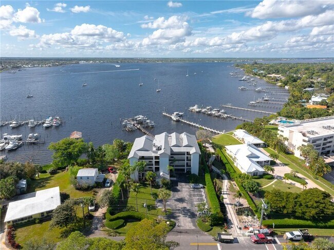 Building Photo - 415 NW North River Dr