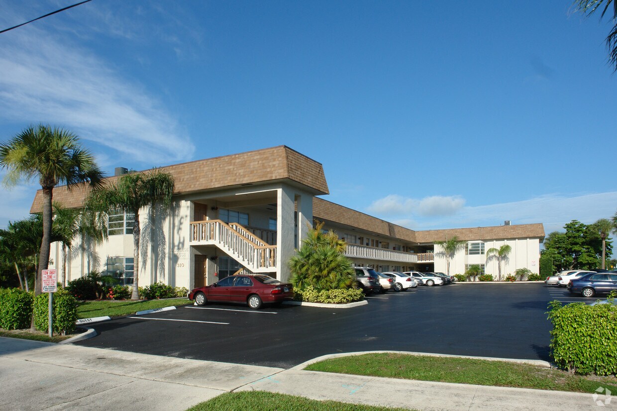 Primary Photo - 310 Lake Shore Dr West Palm Beach, FL 33403