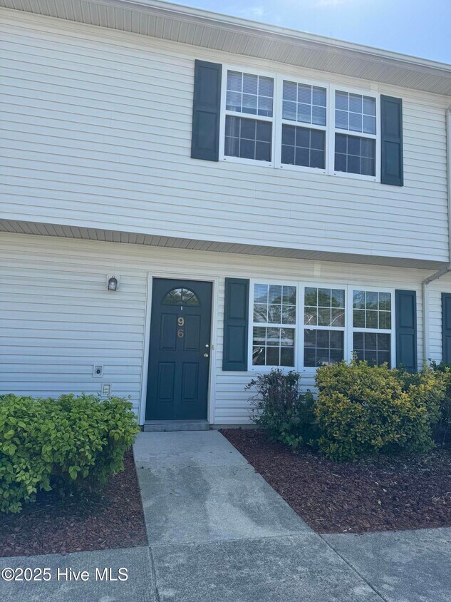 Foto principal - 96 Century Ct