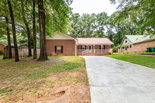 Building Photo - Charming Crestview Home