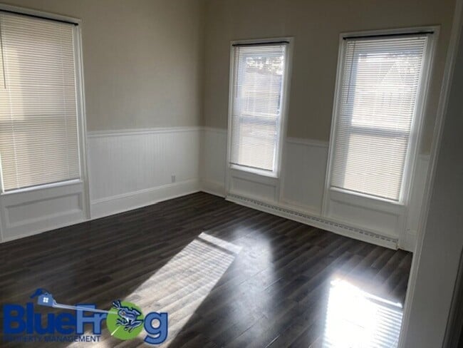 Building Photo - 532 School Ave