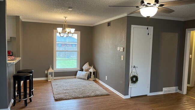 Foto del edificio - 3 bedroom home Newly remodeled for rent in SW OKC near SW 59th and Penn!