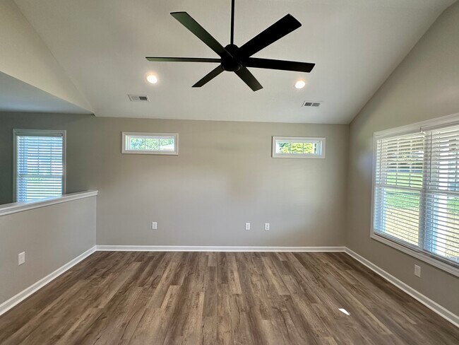 Transoms and windows offer abundant natural light - 2221 Kenwood Blvd SE