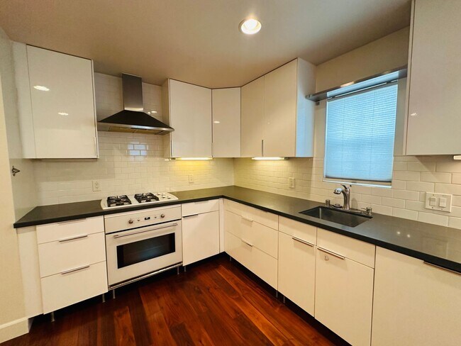 Foto del edificio - 1470 Rosecrans Street Units 1-2*** - 2197L