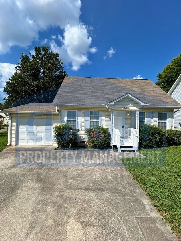 Foto principal - 3-bedroom home w/ single car garage!