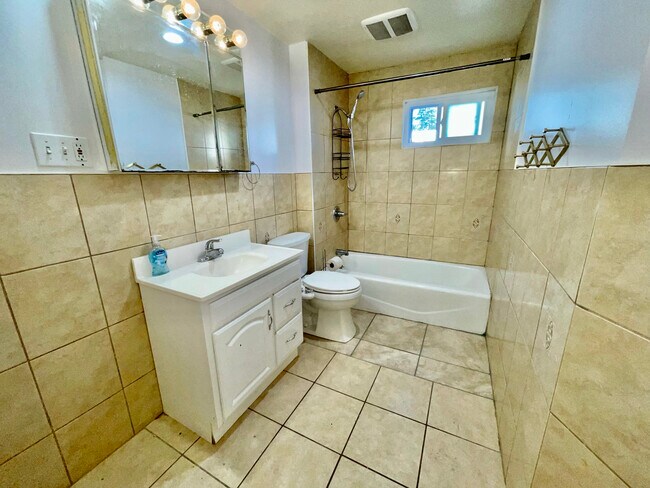 Bathroom - 63 Lane St