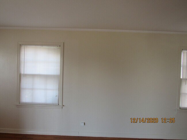 Building Photo - Freshly Painted!!